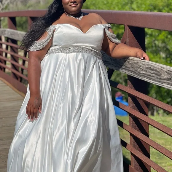 I am selling my junior year prom dress . - Picture 2 of 5